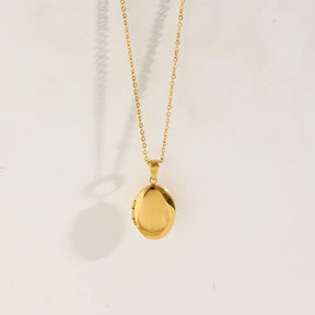 Colar Relicário Oval Dourado Elegante