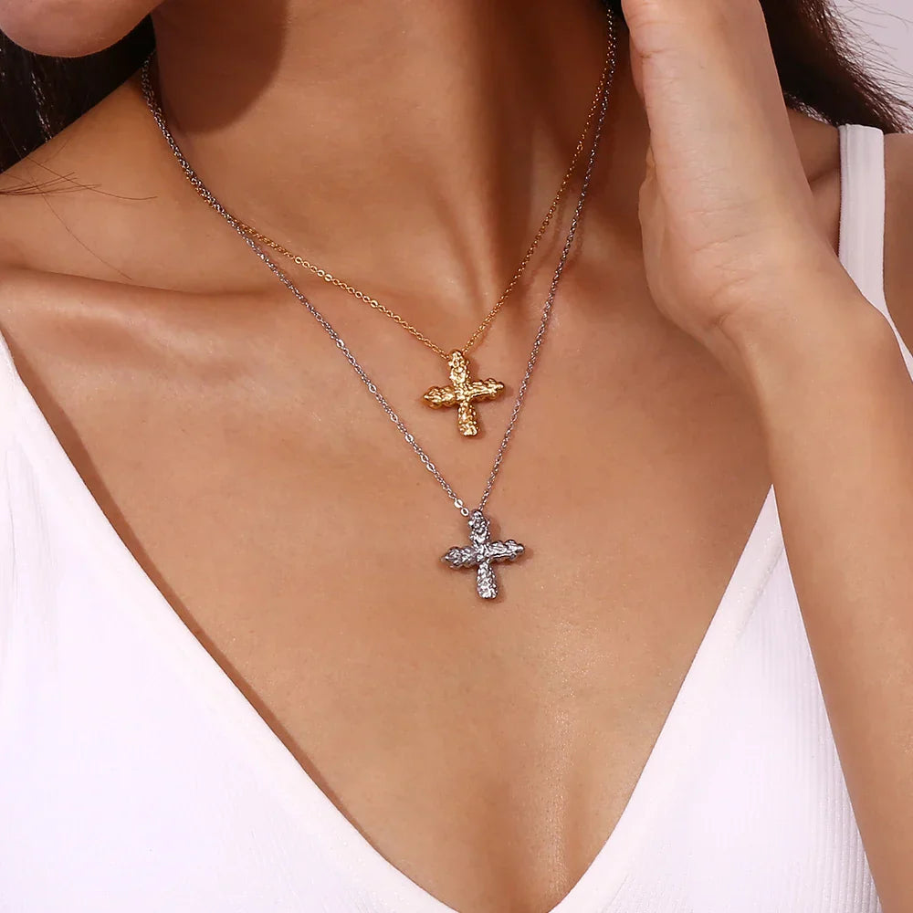 Elegante Colar Cruz em Aço Inoxidável Banhado a Ouro