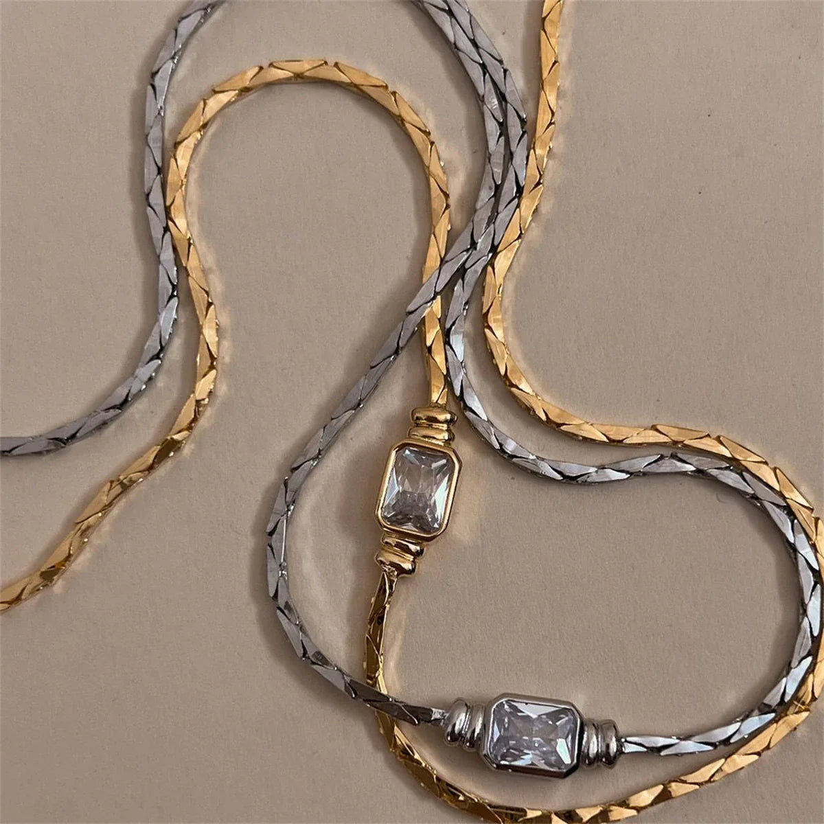Colar Elegância Dourada com Zircão e Aço Inoxidável