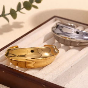 Pulseira Curva Belle em Aço Inoxidável Banhada a Ouro