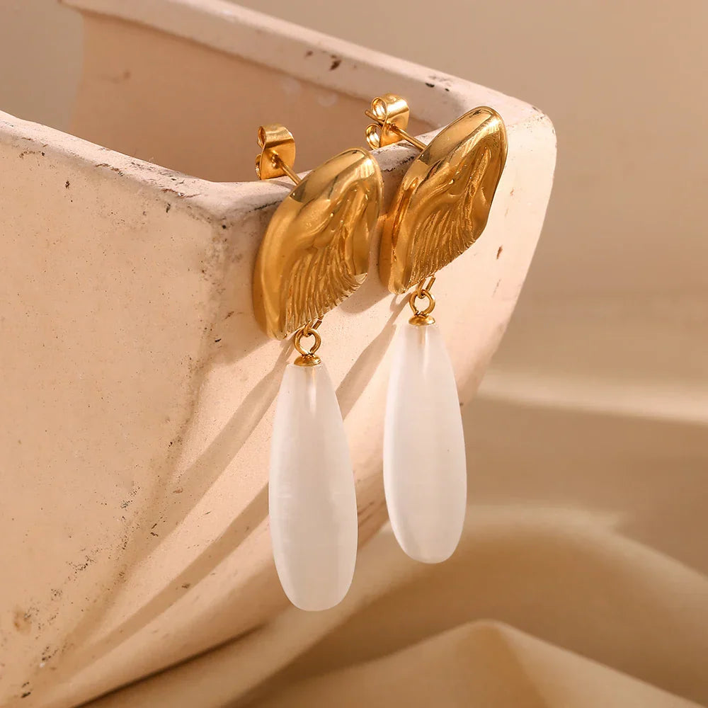 Brinco Elegante com Pingente de Gota Banhado a Ouro
