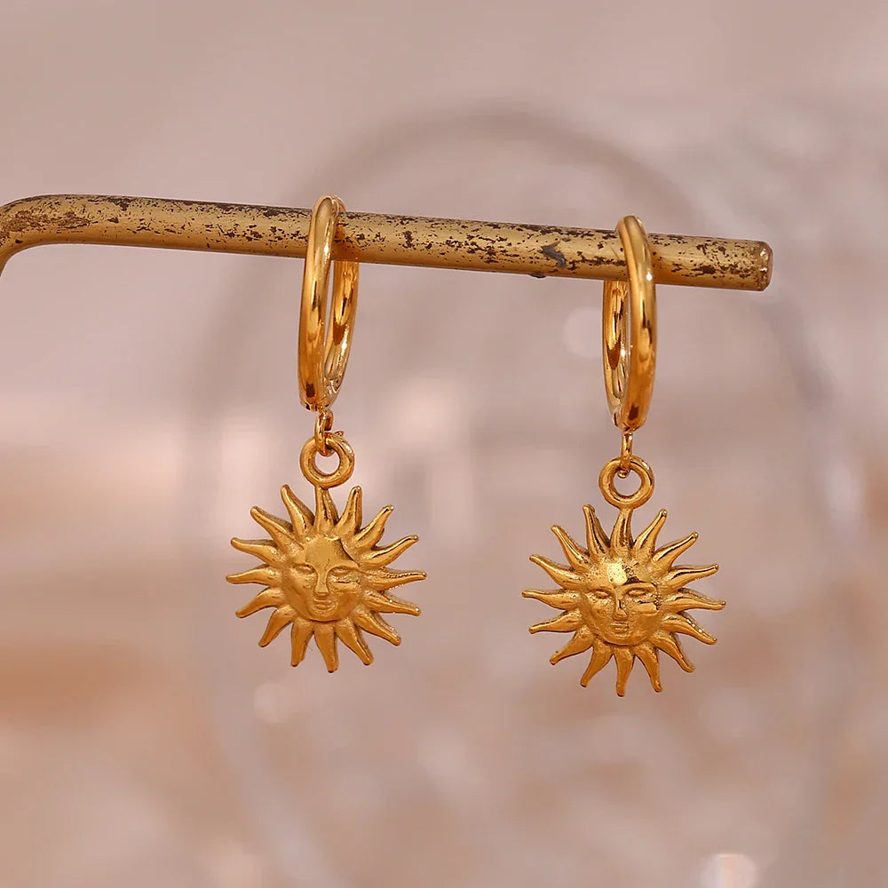 Brincos de Argola com Pingente de Sol Dourado
