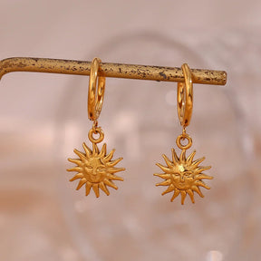 Brincos de Argola com Pingente de Sol Dourado