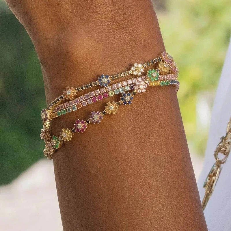 Pulseira Charmosa de Elo Dourado com Cristais Coloridos