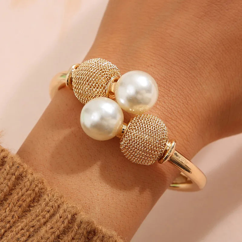Pulseira Elegante com Pérolas Barrocas Douradas