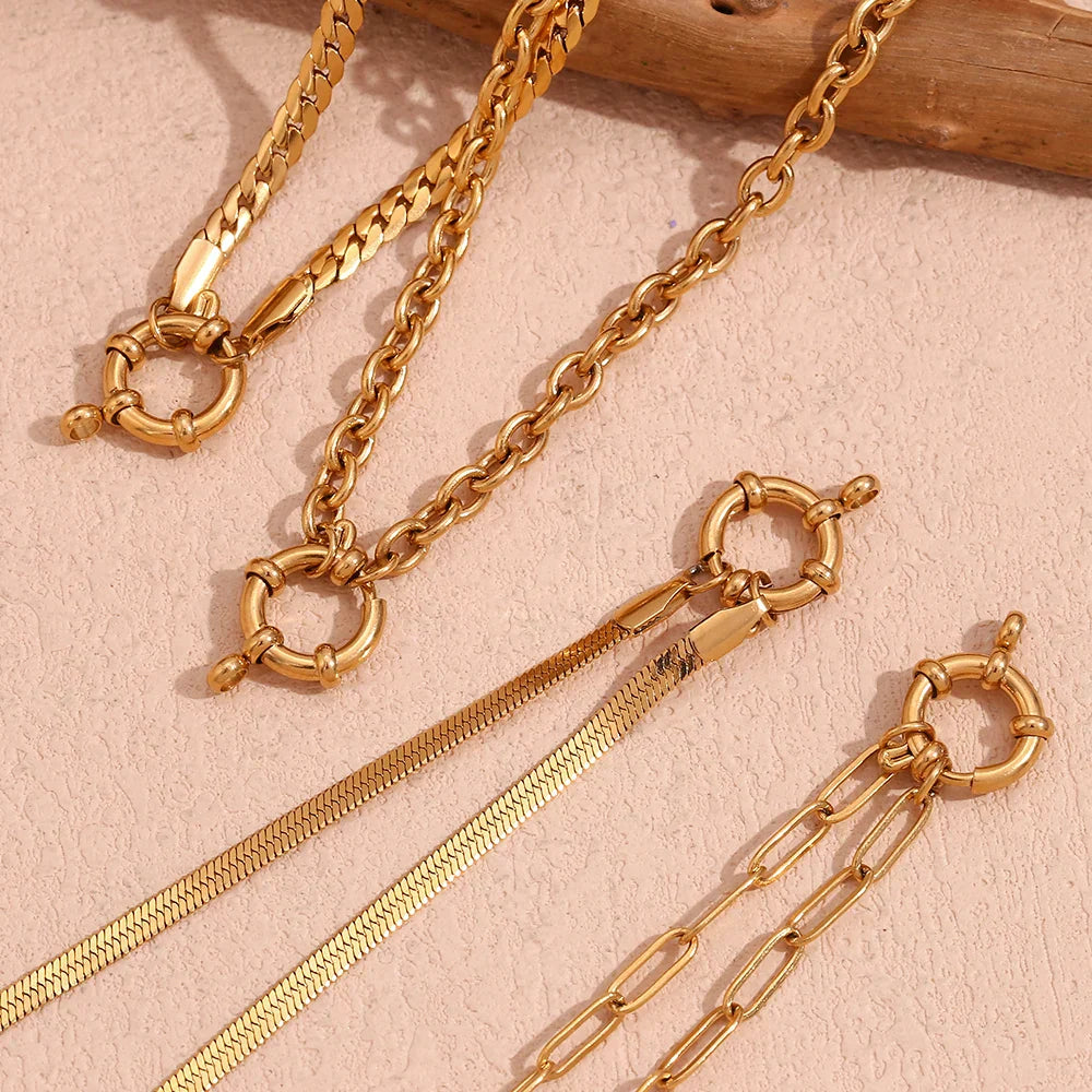 Colar Elegância Dourada com Pingente Circular