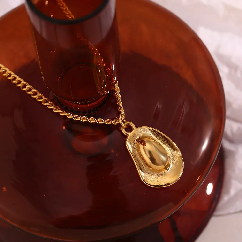 Colar Elegante Banhado a Ouro com Pingente de Chapéu