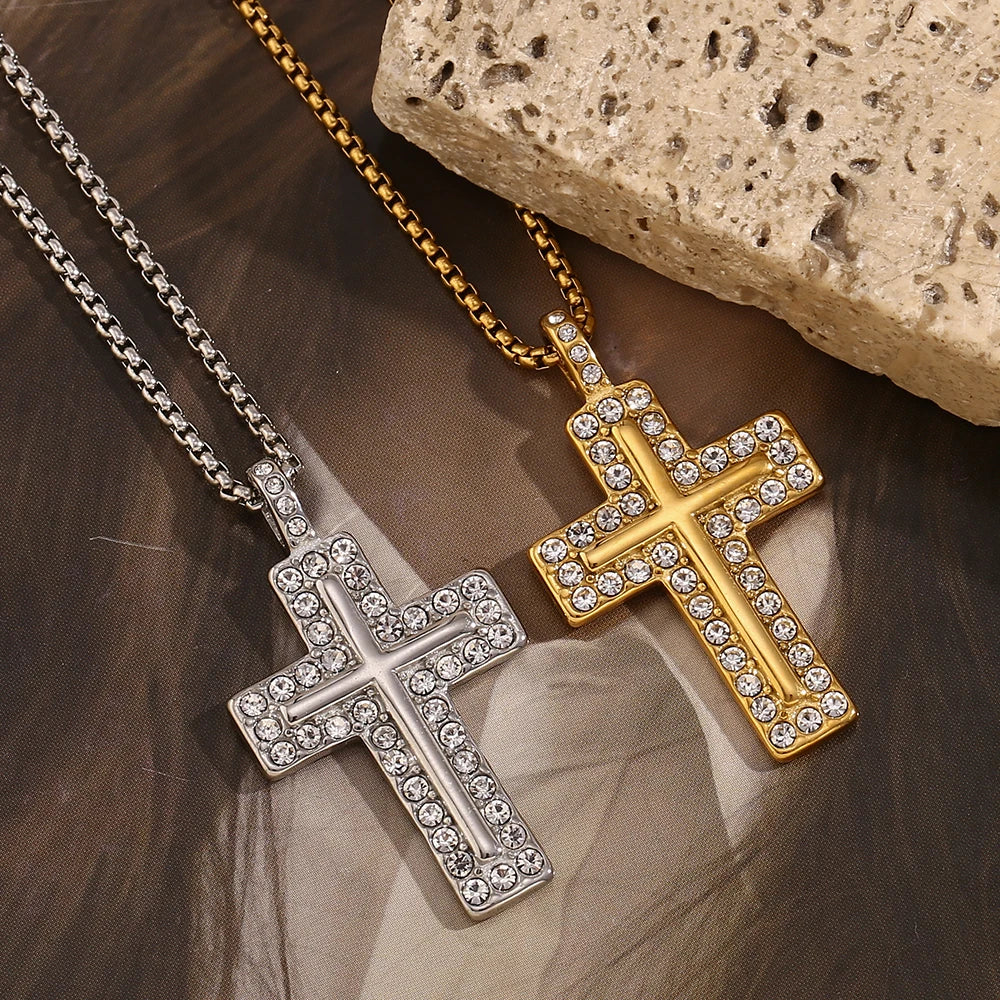 Colar Elegante com Pingente de Cruz em Zircônia