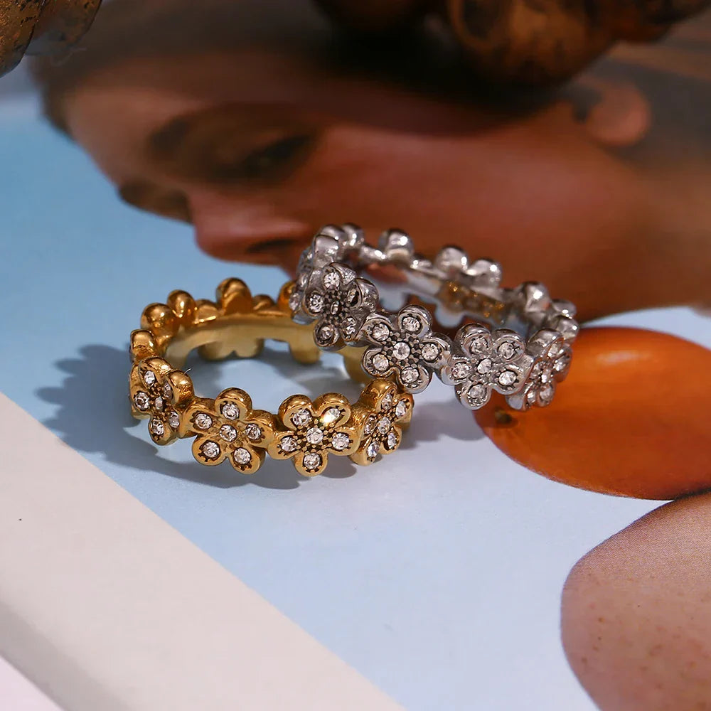 Anel Margarida com Zircônias em Aço Inoxidável Dourado
