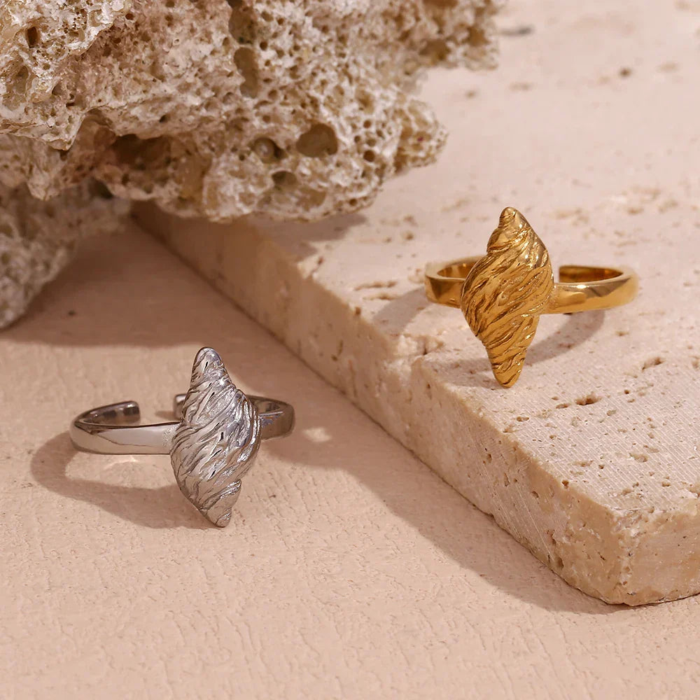 Anel Elegante de Concha Aberta Banhado a Ouro 18K