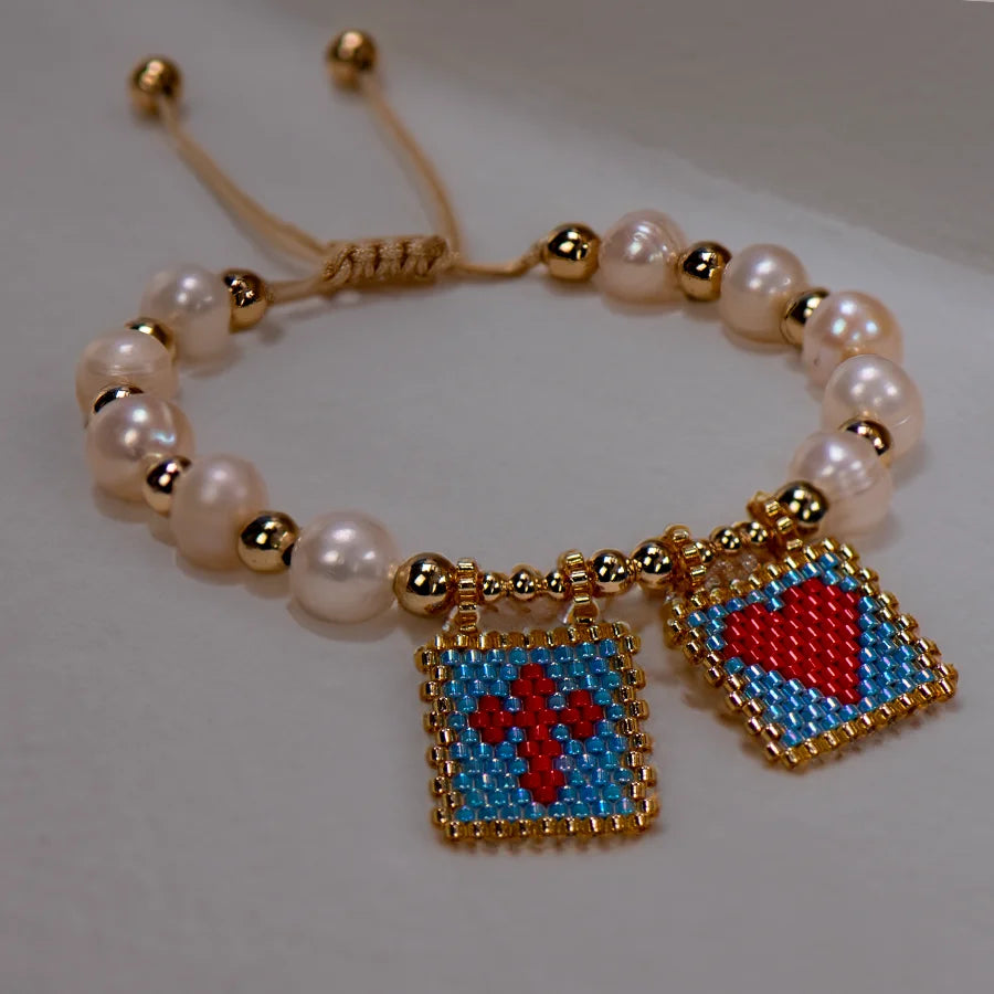 Pulseira de Pérolas com Coração e Cruz Boho
