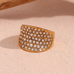 Anel Elegante com Zircônias e Aço Inoxidável