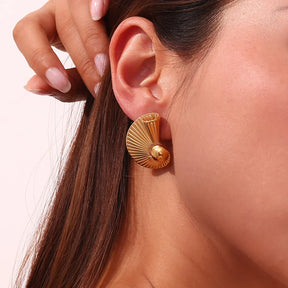 Brincos Espiral Dourados com Esfera Elegante