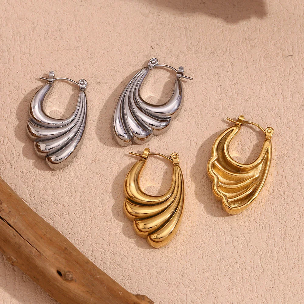 Brincos Elegância Ondulada em Aço Inoxidável TT