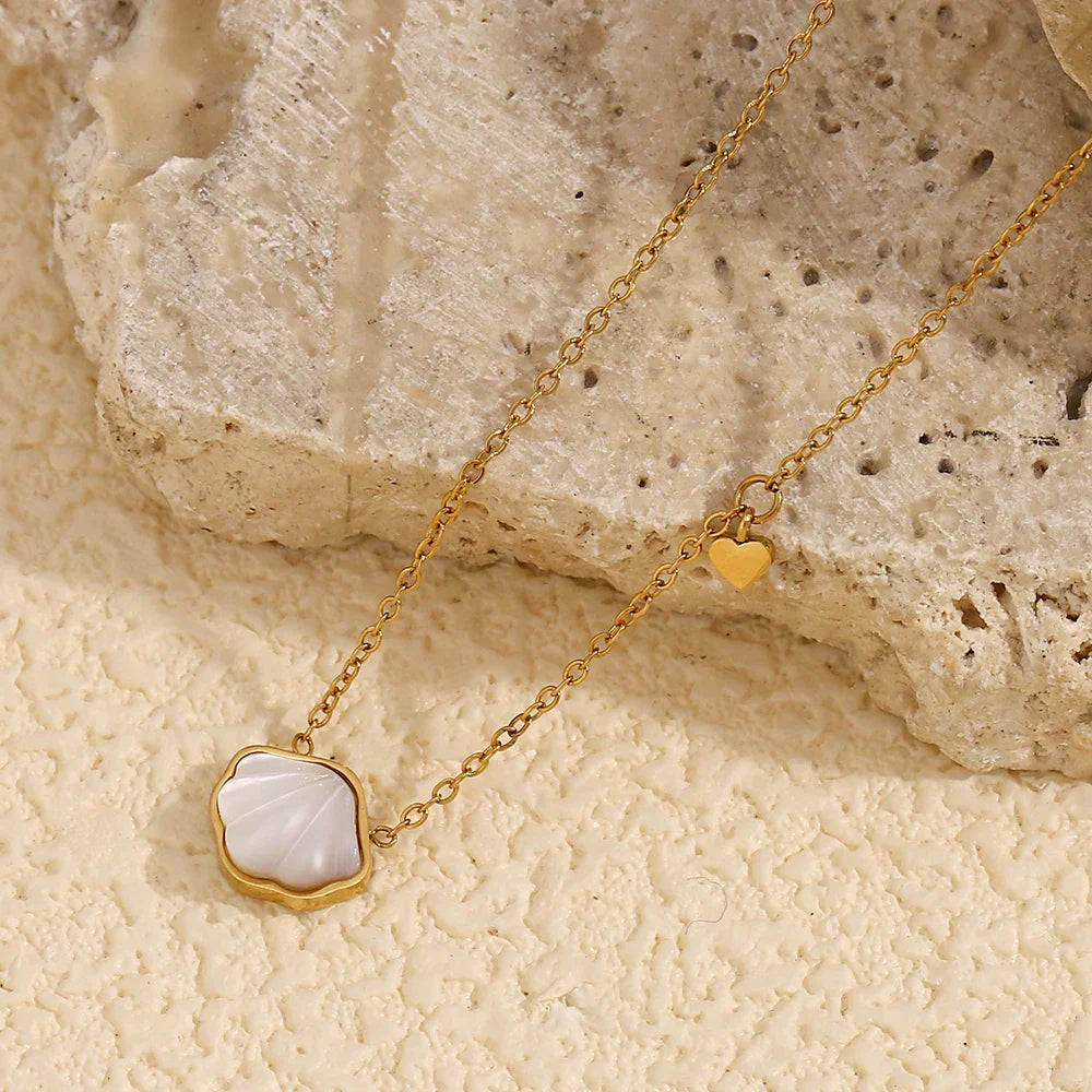 Colar Minimalista com Pingente de Concha Dourado