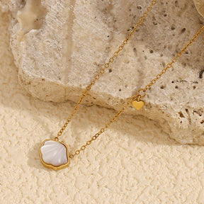 Colar Minimalista com Pingente de Concha Dourado