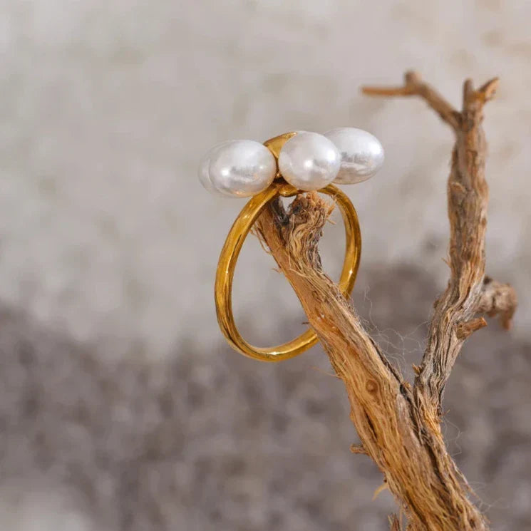 Anel Elegante com Pérolas Imitadoras Lux