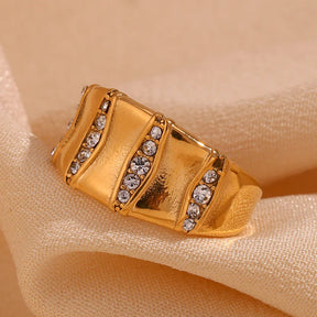 Anel Dourado com Zircônias e Listras Verticais
