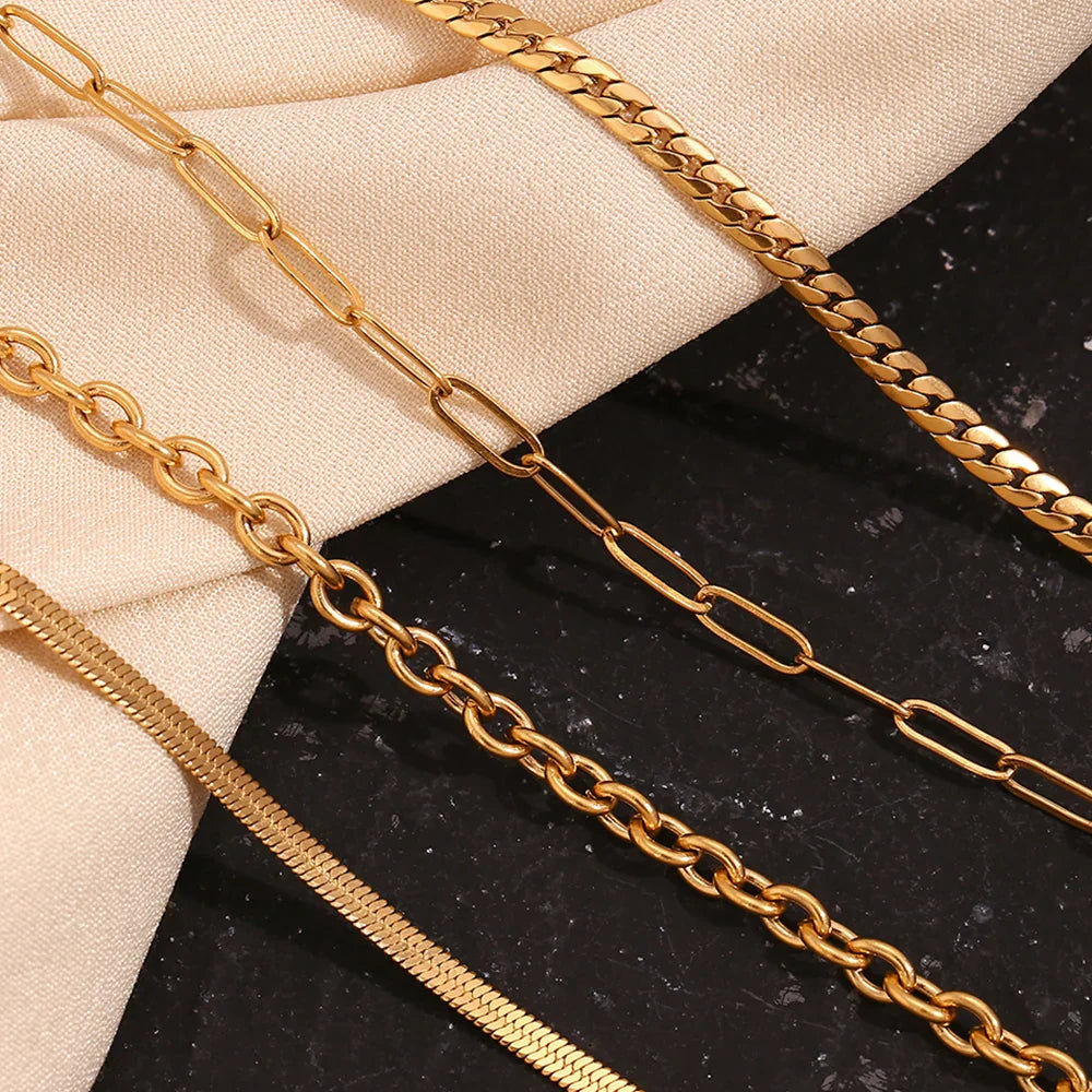 Colar Elegância Dourada com Pingente Circular