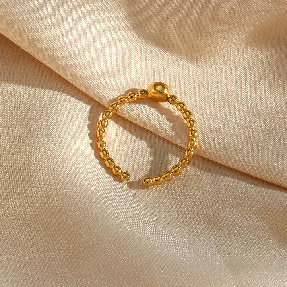 Anel Elegante de Zircônia com Esferas Douradas