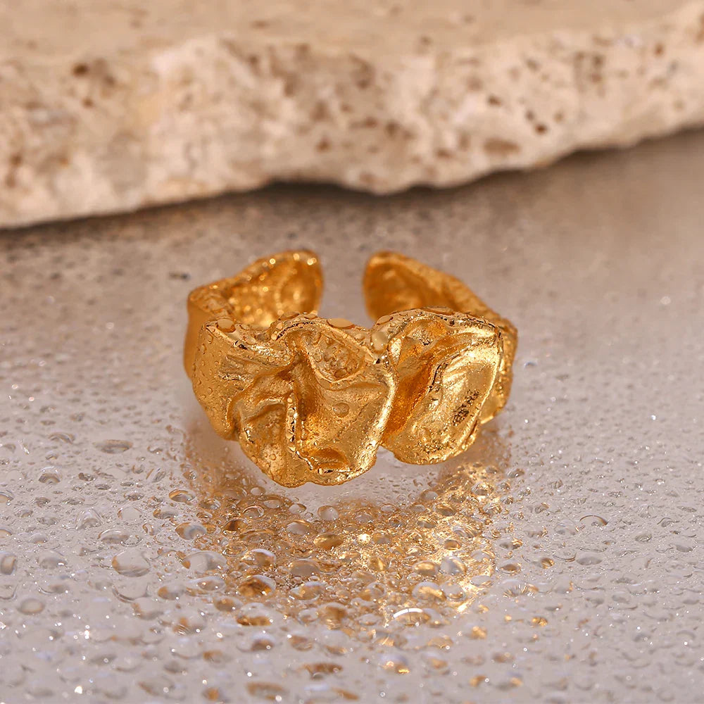 Anel Abstrato Banhado a Ouro com Design Artístico