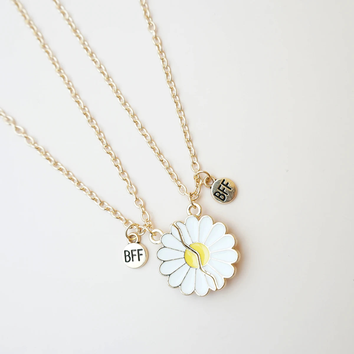 2 Pcs/set Best Friends Pendant Necklace For Woman Magnetic Adjustable Rainbow Daisy Lover Broken Heart Chain BFF Jewelry Gifts