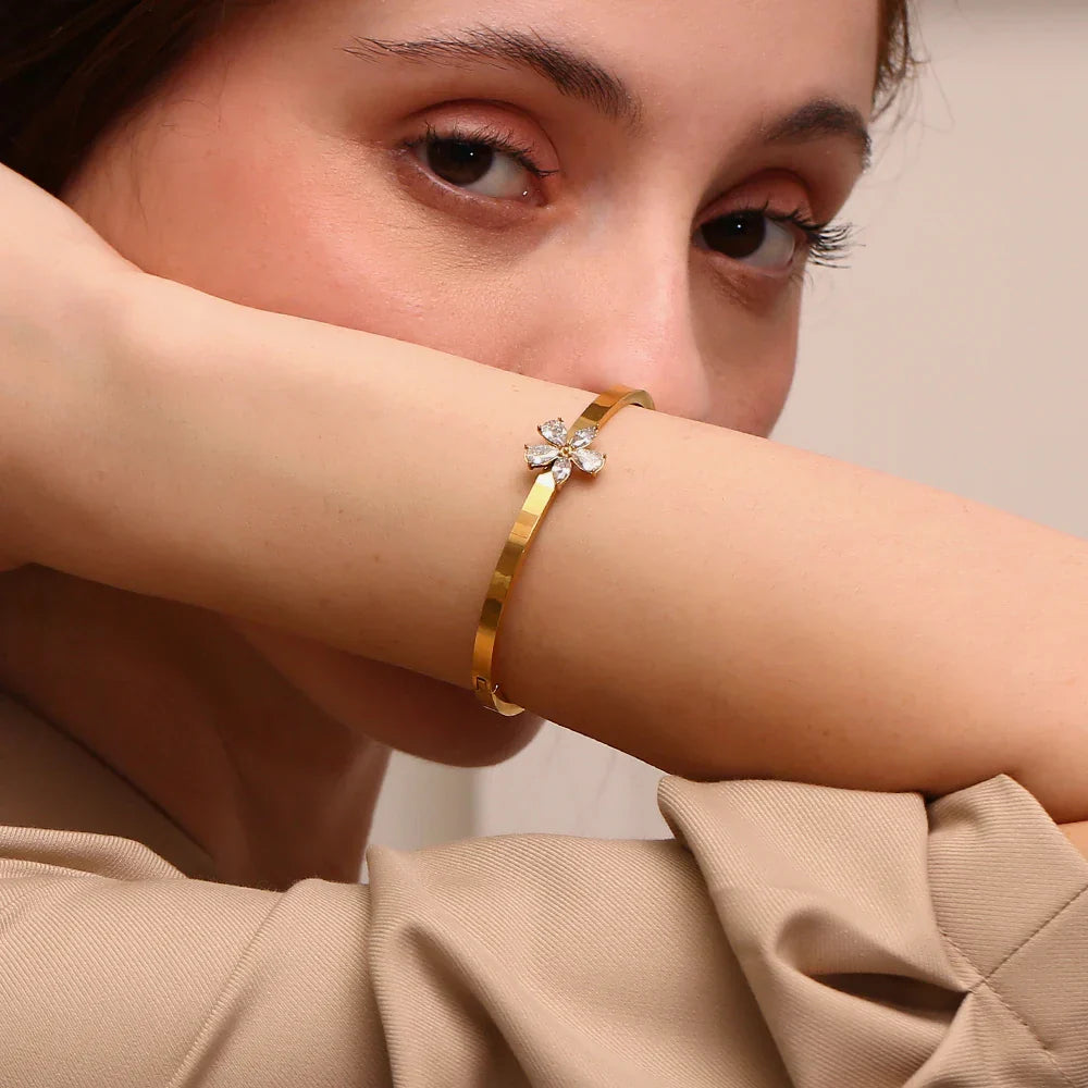 Pulseira Flor de Zircônia Banhada a Ouro 18K