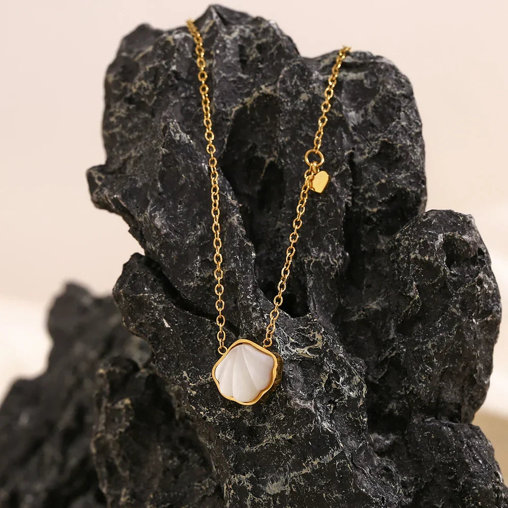 Colar Minimalista com Pingente de Concha Dourado