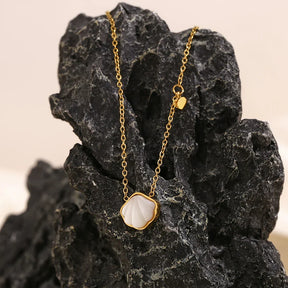 Colar Minimalista com Pingente de Concha Dourado