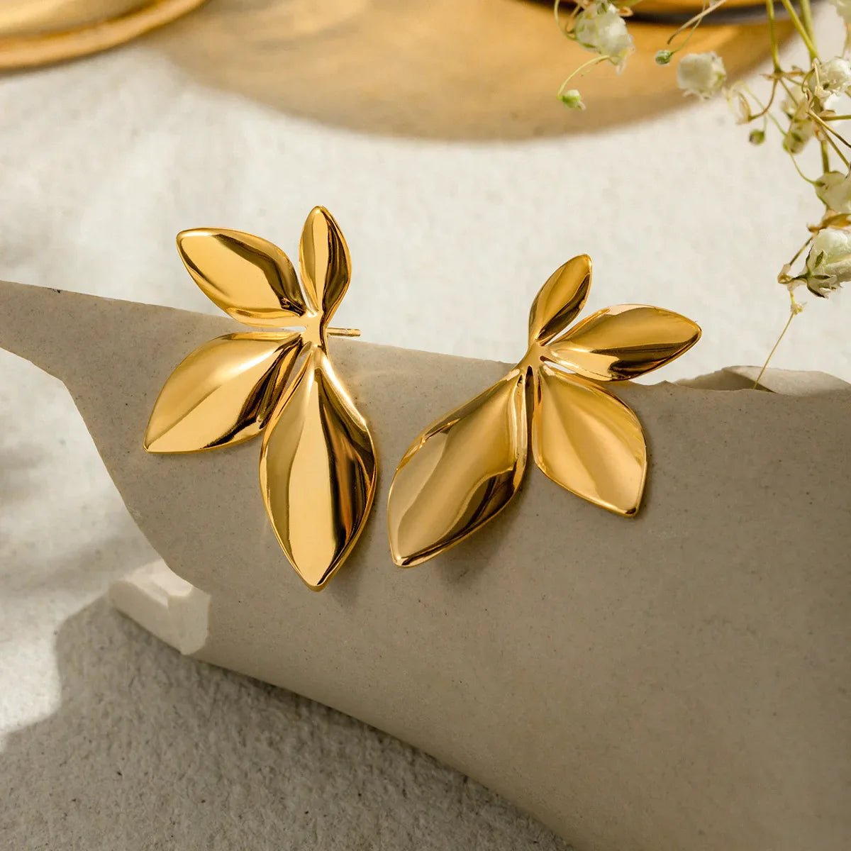 Brinco Flor Lisa Banhado a Ouro 18k - Tudo Tem