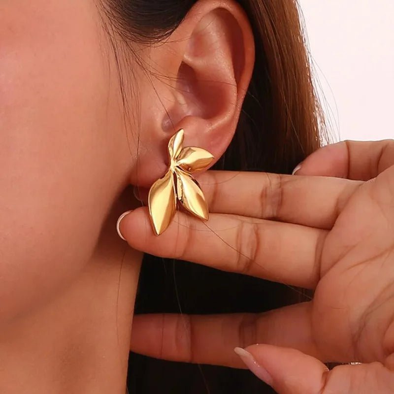 Brinco Flor Lisa Banhado a Ouro 18k - Tudo Tem