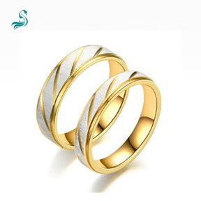 Anéis de Casal em Aço Inoxidável com Listras Douradas
