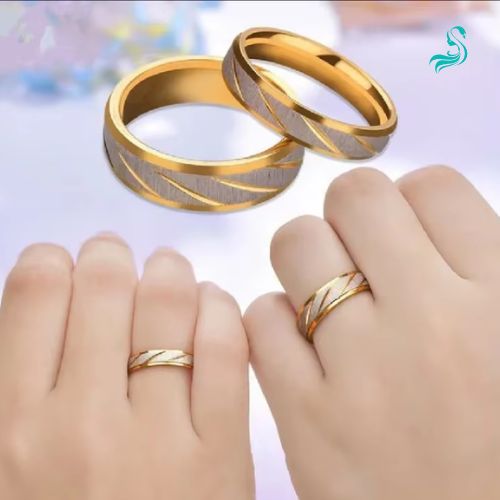Anéis de Casal em Aço Inoxidável com Listras Douradas