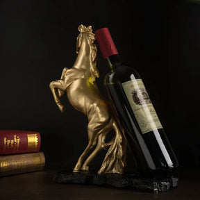 Suporte para Vinho Cavalo de Guerra Dourado em Resina