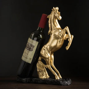 Suporte para Vinho Cavalo de Guerra Dourado em Resina