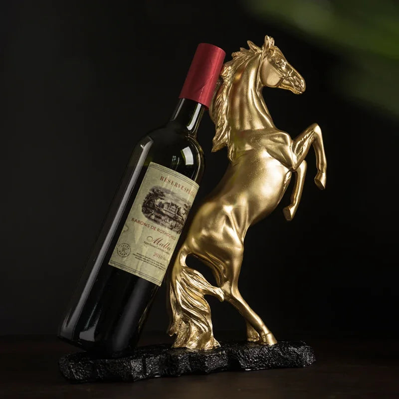 Suporte para Vinho Cavalo de Guerra Dourado em Resina